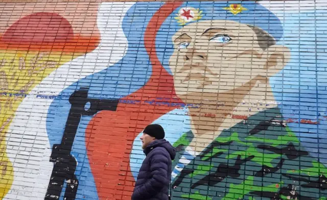 Патриотический плакат на стене дома