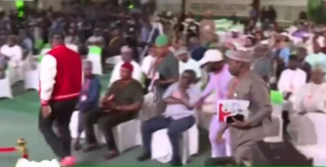 Wakilan PDP da Labour lokacin da suke ficewa daga ɗakin bayyana sakamakon zaɓe