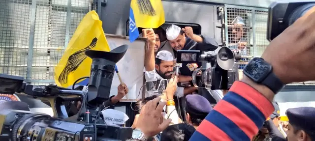 मध्य प्रदेश के भोपाल में आप कार्यकर्ताओं का प्रदर्शन. पार्टी ने ट्वीट कर लिखा, "जब-जब जुल्मी जुल्म करेगा सत्ता के गलियारों से, चप्पा-चप्पा गूंज उठेगा इंकलाब के नारों से.