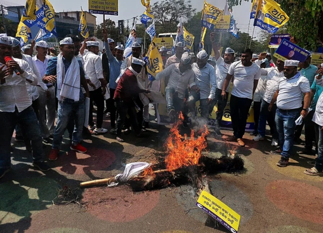 ओडिशा में आप कार्यकर्ताओं का प्रदर्शन. कार्यकर्ताओं ने आरोप लगाया कि केंद्र सरकार ईमानदार मनीष सिसोदिया की जगह गौतम अदानी पर कार्रवाई करनी चाहिए