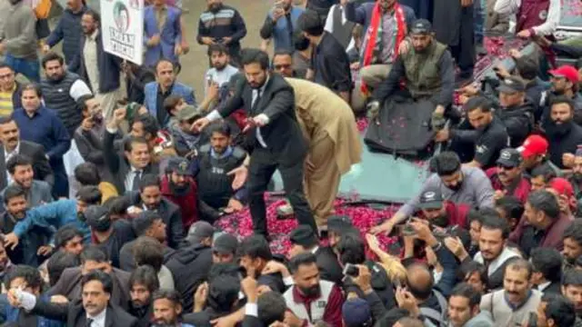 न्यायिक परिसर में इमरान के समर्थक