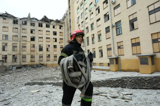 пострадавшее от обстрела здание