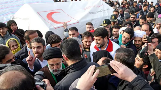 یک هفته پس از زلزله شدید در شمال غرب ایرا ن ابراهیم رئیسی امروز به شهر خوی، مرکز این زلزله رفت