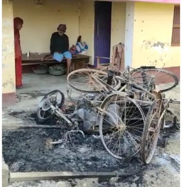बिहार के सारण में गांव वालों ने मुखिया के घर में आग लगाई