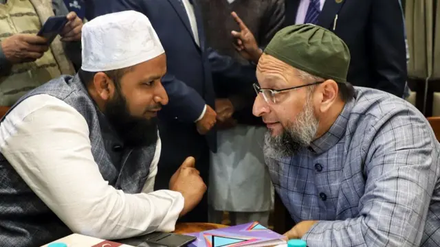 धर्मांतरण पर क्या कहा बोर्ड ने  एआईएमपीएलबी ने कहा है कि किसी धर्म को मानना स्वाभाविक है और संविधान इसे मौलिक अधिकार का दर्जा देता है. इसलिए हर किसी को अपनी मर्जी के धर्म का पालन करने की आज़ादी है. धर्म बदलने के लिए किसी पर दबाव डालना और पैसे का इस्तेमाल करना अनुचित है.  संस्था ने इस बात पर चिंता जताई है कि कई राज्यों में नागरिकों को धर्म बदलने के उनके मौलिक अधिकारों से वंचित करने वाले क़ानून बनाए गए हैं, जो स्वीकार नहीं किए जा सकते. बोर्ड ने कहा है कि जो धर्म बदलना चाहते हैं, उन्हें ऐसा करने की आज़ादी है.  संस्था ने सरकार से सांप्रदायिक द्वेष पर नियंत्रण लगाने की भी अपील की है.  इस बैठक में कई मुसलमान संगठनों के बड़े नेताओं ने भाग लिया. जमीयत उलेमा के अध्यक्ष अरशद मदनी, महमूद मदनी, एआईएमआईएम के असदुद्दीन ओवैसी, जमात के वरिष्ठ नेता मौलाना राबे हसन नदवी और एसक्यूआर इलियास और सज्जाद नोमानी ने भाग लिया.