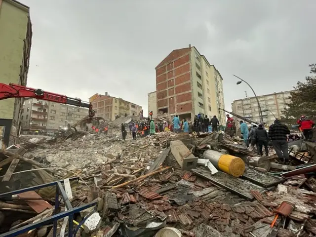 Elazığ'da enkazda arama kurtarma çalışmaları