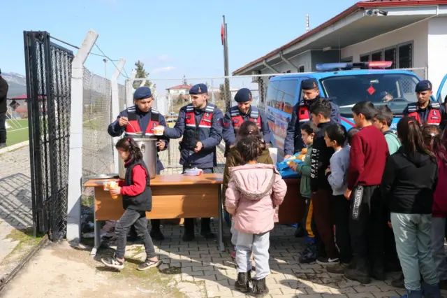 deprem bölgesinde çocuklar yemek