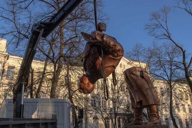 Памятник Валерию Чкалову