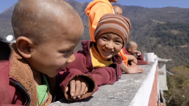 तवांग मोनेस्ट्री में खेलते स्थानीय बच्चे