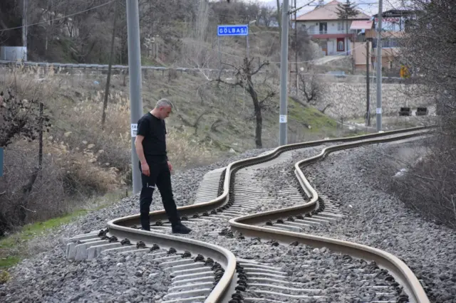 Adıyaman'da deprem yüzünden hasar gören tren rayları onarılıyor