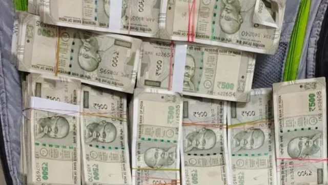 बैग में नोट