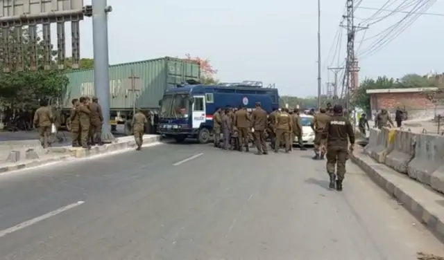 تحریک انصاف کی ریلی کے پیش نظر پولیس کی بھاری نفری طلب، زمان پارک جانے والے راستوں پر رکاوٹیں