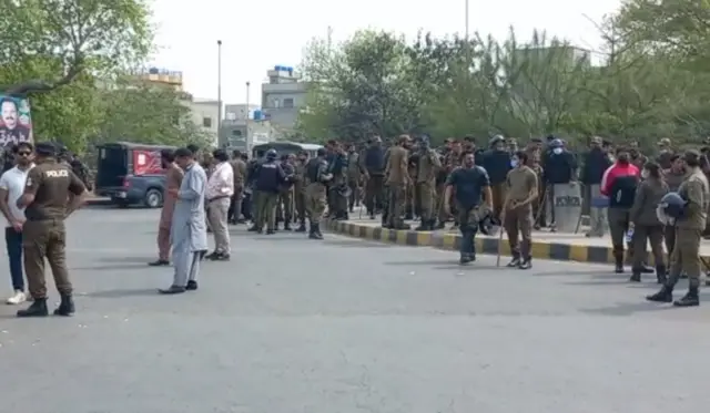 تحریک انصاف کی ریلی کے پیش نظر پولیس کی بھاری نفری طلب، زمان پارک جانے والے راستوں پر رکاوٹیں