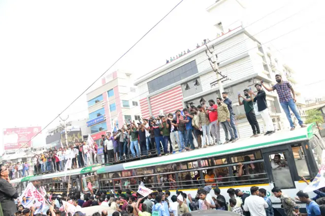 పవన్ కల్యాణ్ యాత్రలో అభిమానులు