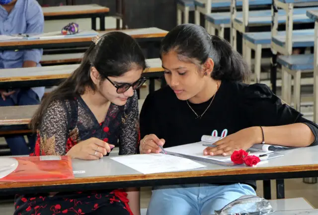 રાજકોટની વિરાણી સ્કૂલમાં અંધ વિધાર્થીની પરીક્ષા આપી