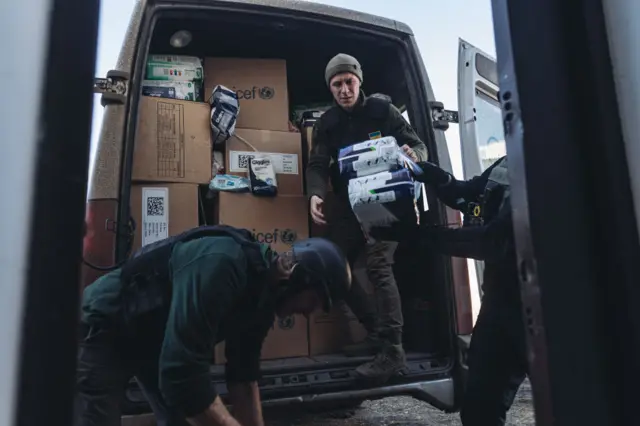 украинцы получают гуманитарную помощь
