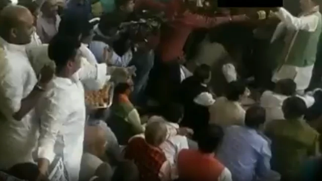 बिहार विधानसभा के बाहर की तस्वीर