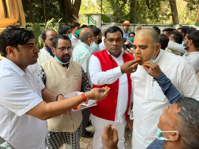 मिठाई खिलाते विधायक