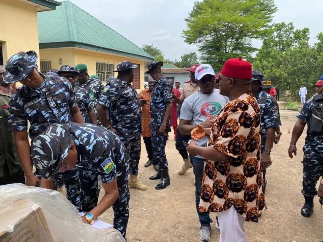 Security pipo bin dey on ground during di distribution