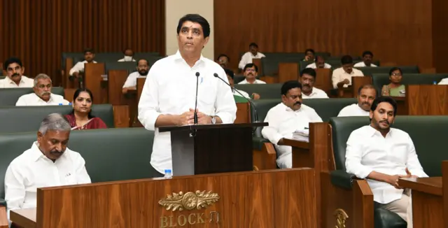 ఆంధ్రప్రదేశ్ అసెంబ్లీలో బడ్జెట్ ప్రవేశపెడుతున్న ఆర్థికమంత్రి బుగ్గన