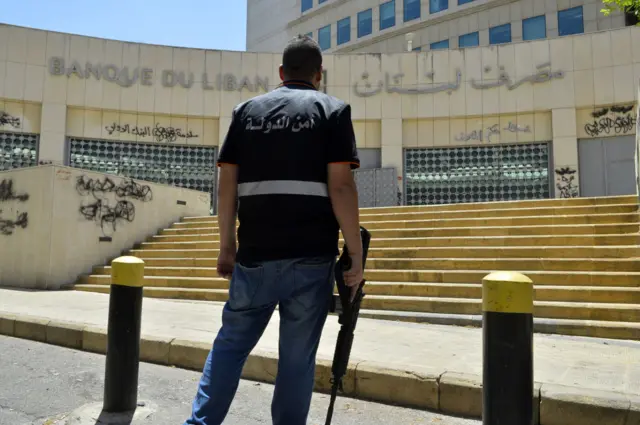حاكم المصرف المركزي اللبناني يمثل أمام لجنة تحقيق أوروبية في قضايا فساد