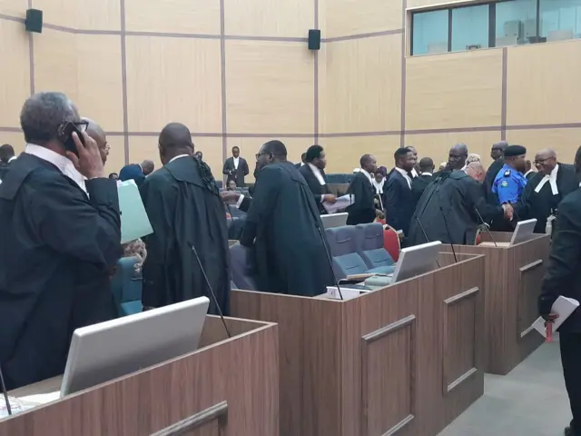 Ndị ọkaikwu na ọkaikpe n'ime ụlọikpe.
