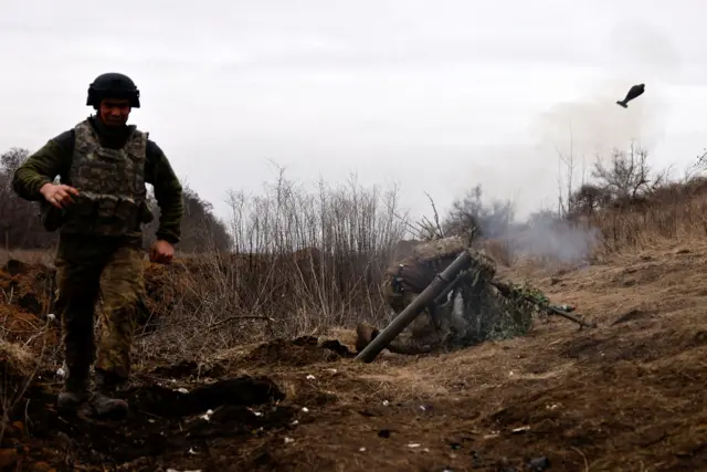 Украинский военный около Бахмута