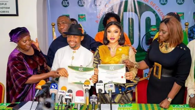 Foto gosiri mgbe Tonto Dike nakwa onye o so azọ ọkwa kwupurara nmasị ha ịzọ ọkwa Gọvanọ na Rivas steeti.
