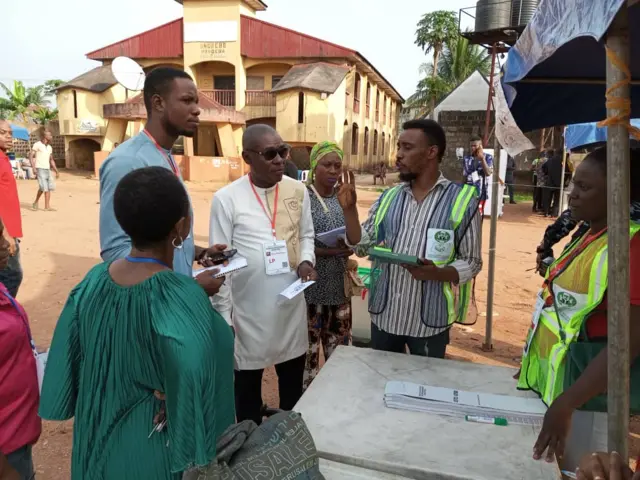 Inec official dey relate wit voters for Abia state