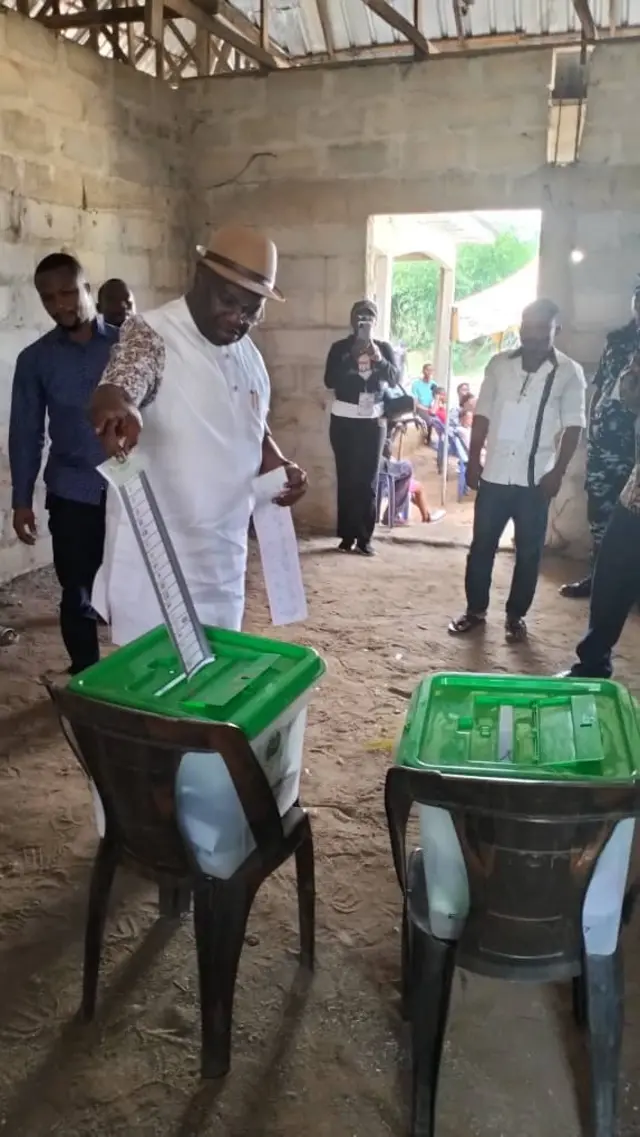 Okezie Ikpeazu na-atrụ vootu