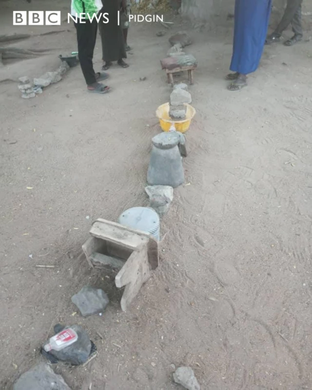 Stones and chairs pipo take keep space