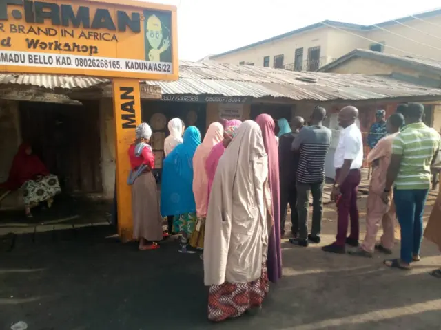 Voters for Kaduna state dey queue dey wait to vote