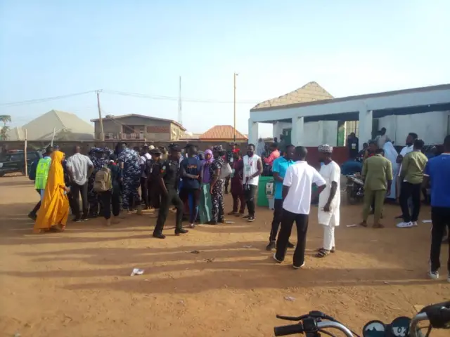 Voters for Kaduna state dey queue dey wait to vote