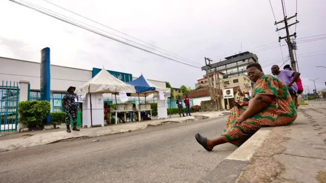 Woman siddon for ground dey opposite INEC officials