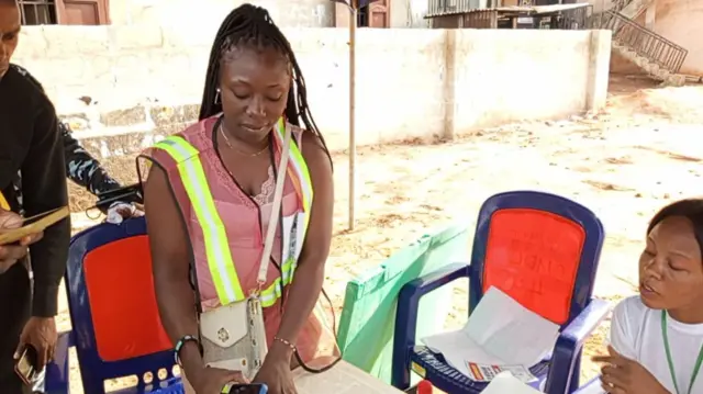 Inec officials dey ready