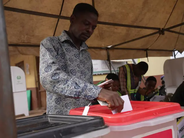Voter dey cast im ballot
