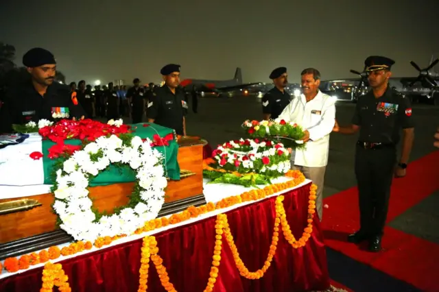 లెఫ్టినెంట్ కల్నల్ విజయ్ భాను రెడ్డి మృతదేహానికి నివాళులు