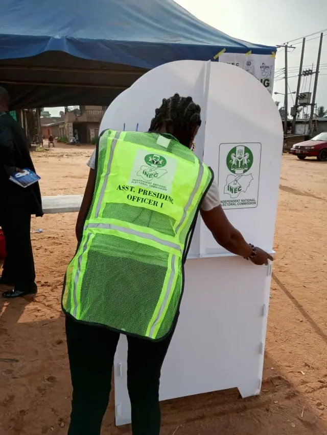 Inec officer dey ready materials for voting