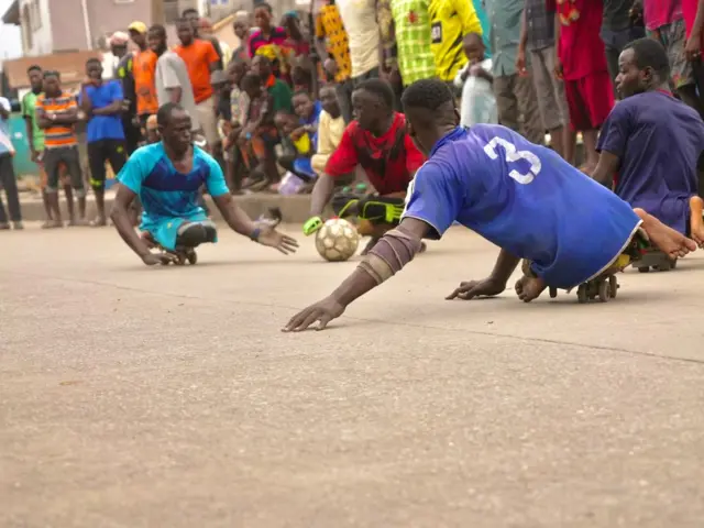 In fotos: Pipo wit disability play football as election dey shele