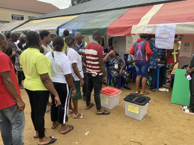 Voters queue dey vote