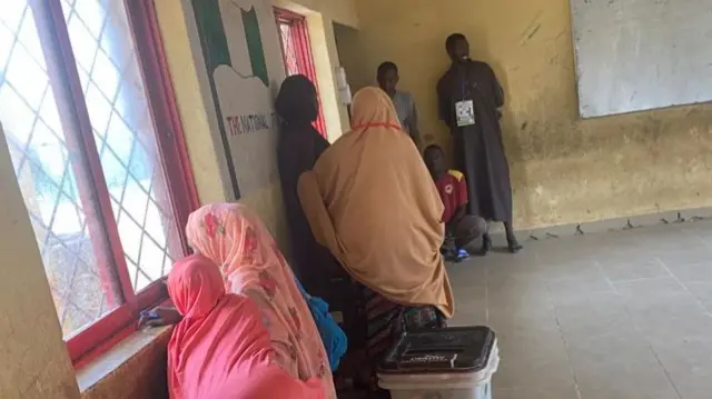 Ndị ọrụ Inec gbara ọsọ gbabaa otu ụlọ nọ nso ebe ahụ