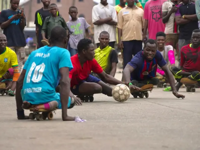 In fotos: Pipo wit disability play football as election dey shele