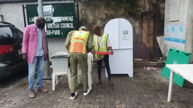 Ndị mmadụ apụtawala ịtụ vootu n'Ikoyi, Legọs