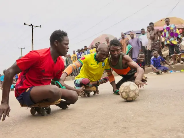 In fotos: Pipo wit disability play football as election dey shele