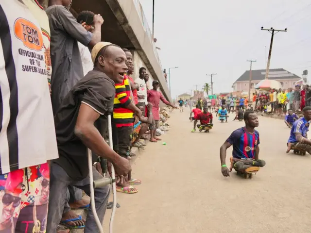 In fotos: Pipo wit disability play football as election dey shele