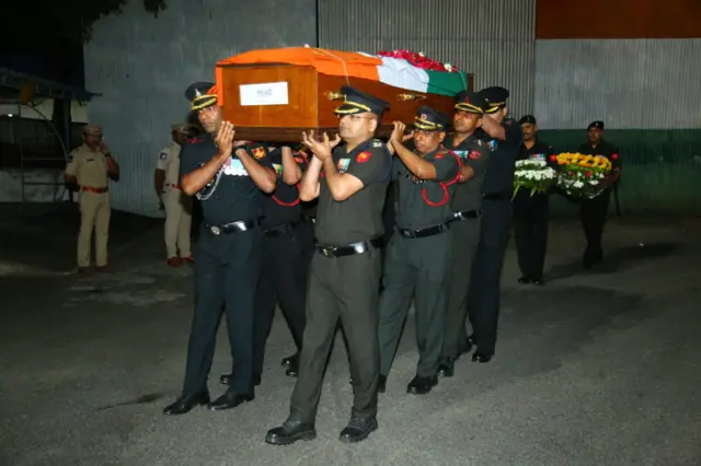 లెఫ్టినెంట్ కల్నల్ విజయ్ భాను రెడ్డి మృతదేహాన్ని తీసుకొస్తున్న సైనికులు