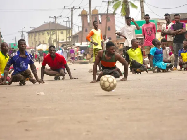 In fotos: Pipo wit disability play football as election dey shele