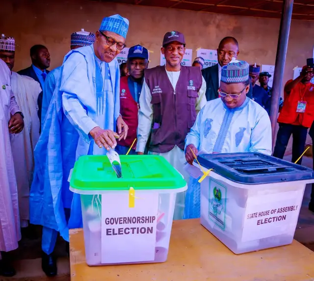 Nigeria president Muhammadu Buhari dey vote