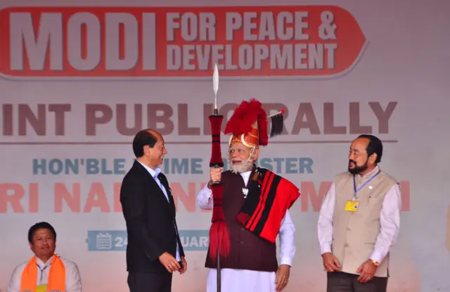 24 ફેબ્રુઆરીના નાગાલૅન્ડમાં વિધાનસભા ચૂંટણી અગાઉ વડા પ્રધાન નરેન્દ્ર મોદી એક કાર્યક્રમમાં પારંપારિક પરિધાનમાં