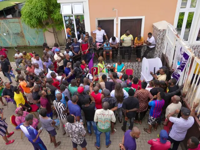 Nigerians gada to vote